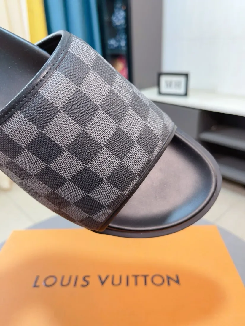 Men's shoes 💰360🌹🌹 (lv-Louis Vuitton) new men's sandals, high-end boutique, exquisite embossed logo decoration on the upper, fine workmanship, super soft soles, casual, loose and comfortable, a must-have in summer! \nsize：38-44